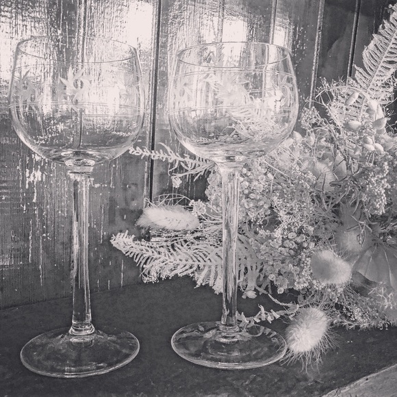 Pair of Spiral Star Etched Crystal Wine Glasses - Picture 13 of 15